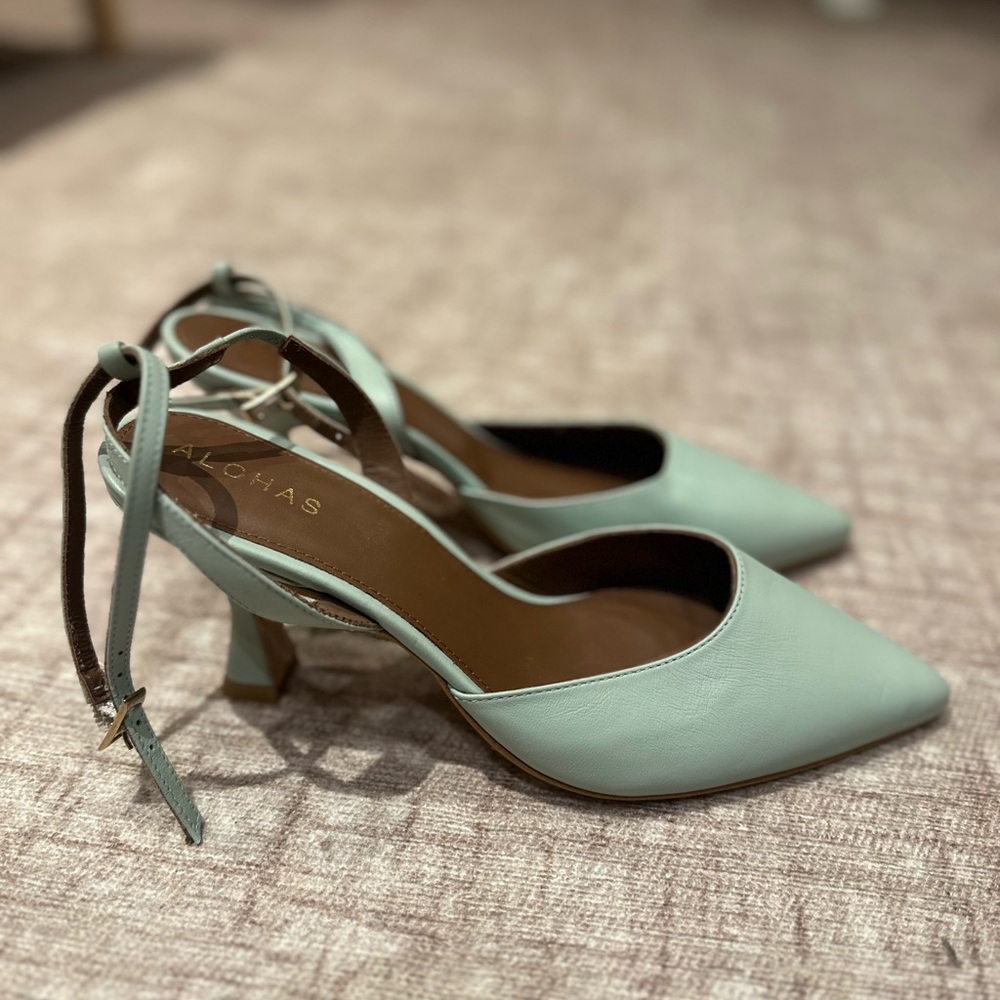 Alohas Cinderella pumps
